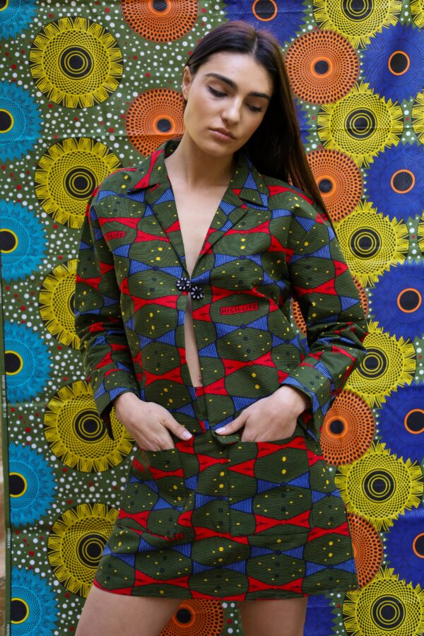 Falda con estampado africano en tonos verde, azul y rojo. Prenda exclusiva de moda consciente y hecha a mano.​