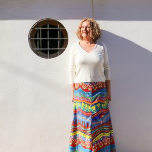 Falda larga con estampado africano multicolor. Tejida a mano. Prenda única y atemporal con tradición y diseño.