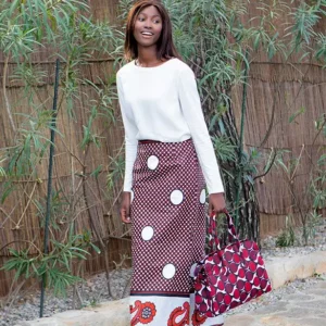Falda larga africana con estampado de puntos en blanco, negro y burdeos. Prenda étnica hecha a mano con alma.