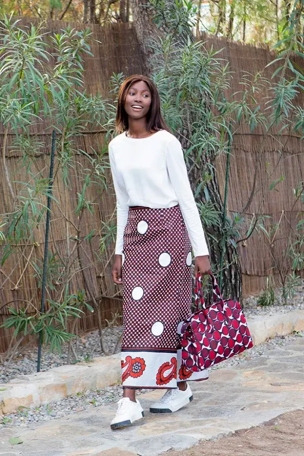 Falda larga africana con estampado de puntos en blanco, negro y burdeos. Prenda étnica hecha a mano con alma.