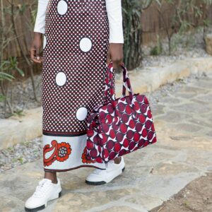Falda larga africana con estampado de puntos en blanco, negro y burdeos. Prenda étnica hecha a mano con alma.