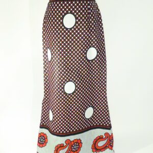 Falda larga africana con estampado de puntos en blanco, negro y burdeos. Prenda étnica hecha a mano con alma.