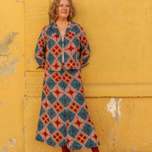 Falda larga con estampado africano en tonos azul y granate. Ideal para quienes buscan moda inclusiva y ética.