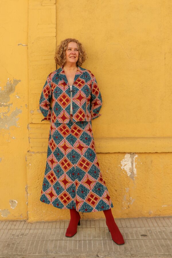 Falda larga con estampado africano en tonos azul y granate. Ideal para quienes buscan moda inclusiva y ética.
