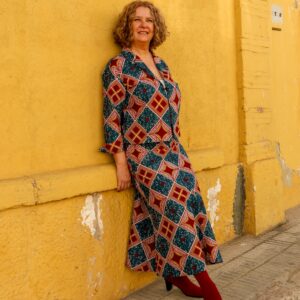 Falda larga con estampado africano en tonos azul y granate. Ideal para quienes buscan moda inclusiva y ética.