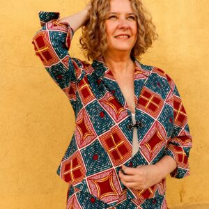 Falda larga con estampado africano en tonos azul y granate. Ideal para quienes buscan moda inclusiva y ética.
