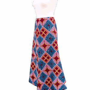 Falda larga con estampado africano en tonos azul y granate. Ideal para quienes buscan moda inclusiva y ética.