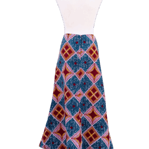 Falda larga con estampado africano en tonos azul y granate. Ideal para quienes buscan moda inclusiva y ética.