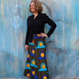 Falda larga con estampado africana de relojes. Tejida a mano. Moda ética y sostenible que destaca tu estilo.