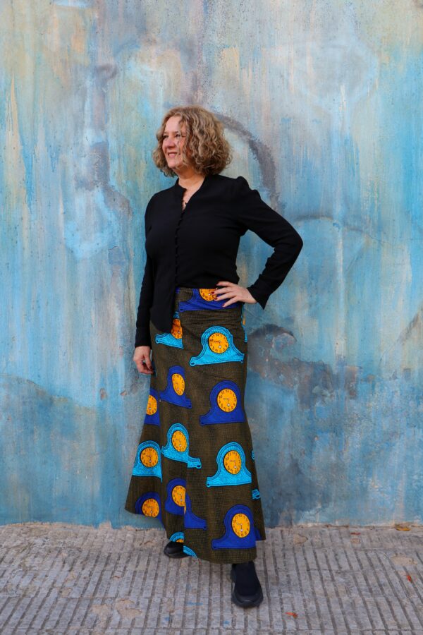 Falda larga con estampado africana de relojes. Tejida a mano. Moda ética y sostenible que destaca tu estilo.
