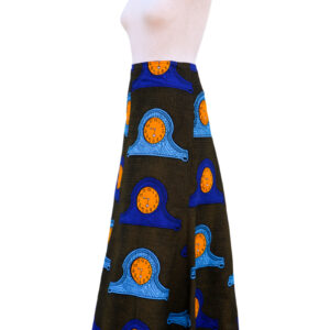 Falda larga con estampado africana de relojes. Tejida a mano. Moda ética y sostenible que destaca tu estilo.