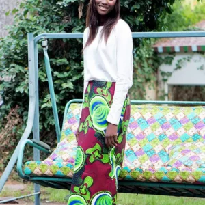 Falda africana larga estampada en tonos granate, verde lima y azul. Hecha a mano. Prenda atemporal y con alma.