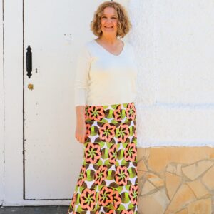 Falda larga de estampado africano de flores en tonos lima y salmón. Hecha a mano. Moda solidaria y exclusiva.