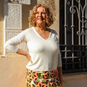 Falda larga de estampado africano de flores en tonos lima y salmón. Hecha a mano. Moda solidaria y exclusiva.