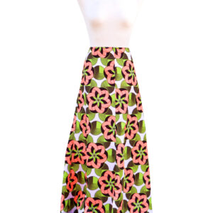 Falda larga de estampado africano de flores en tonos lima y salmón. Hecha a mano. Moda solidaria y exclusiva.
