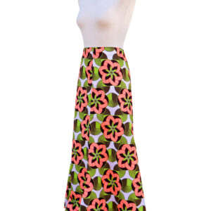Falda larga de estampado africano de flores en tonos lima y salmón. Hecha a mano. Moda solidaria y exclusiva.
