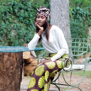 Falda larga africana estampada con círculos en tonos lima y fondo granate. Hecha a mano. Moda étnica y ética.