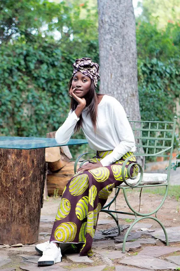 Falda larga africana estampada con círculos en tonos lima y fondo granate. Hecha a mano. Moda étnica y ética.