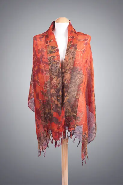 Fular africano en tonos cálidos confeccionado a mano. Complemento de moda ético y exclusivo con diseño y alma.