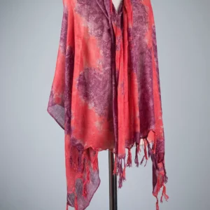 Fular estampado tonos carmesí y tejido a mano. Adquiere tu complemento ético y exclusivo con alma artesanal.