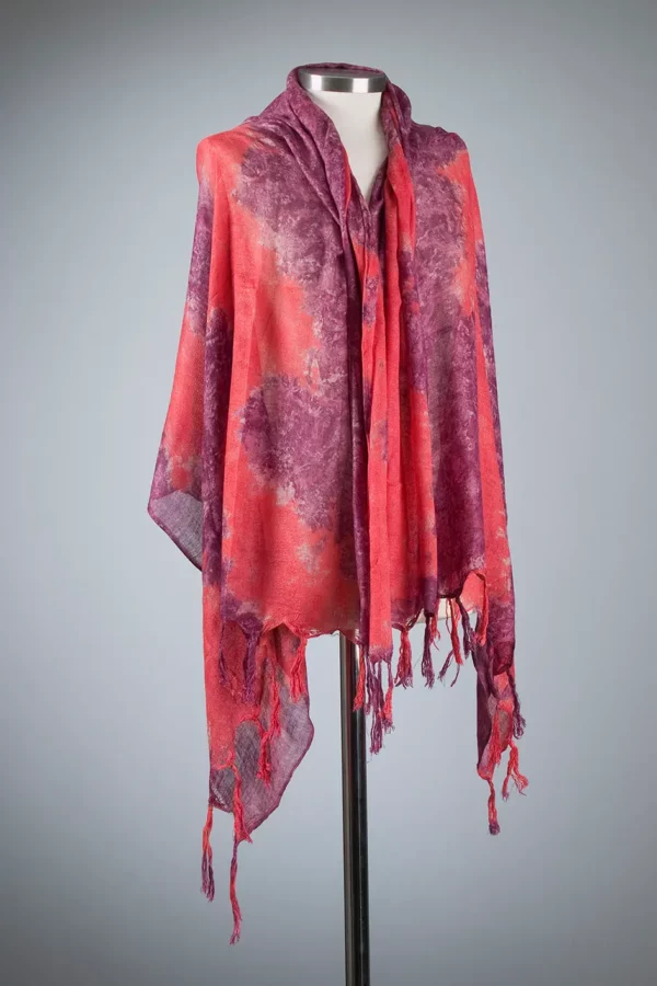Fular estampado tonos carmesí y tejido a mano. Adquiere tu complemento ético y exclusivo con alma artesanal.