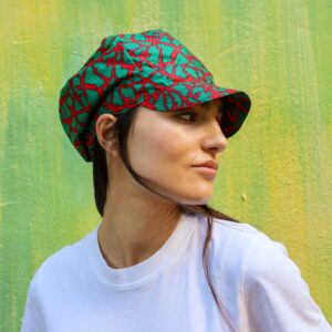 Gorra artesanal con estampado africano. Hecha a mano. Accesorios de moda africana con alma e impacto social.