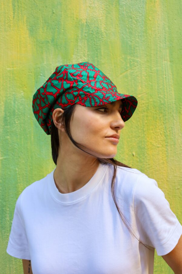 Gorra artesanal con estampado africano. Hecha a mano. Accesorios de moda africana con alma e impacto social.