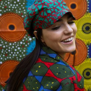 Gorra artesanal con estampado africano. Hecha a mano. Accesorios de moda africana con alma e impacto social.