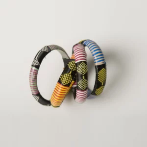 Conjunto de pulseras africanas en tonos vibrantes. Fabricadas a mano. Diseño exclusivo y solidario con valores.