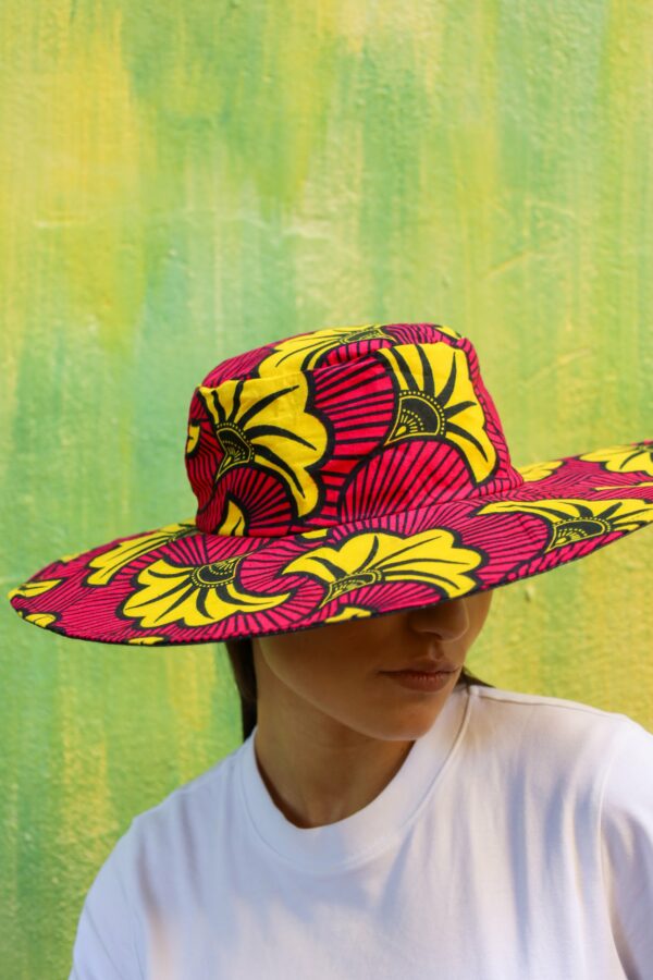 Pamela estampada africana de wax hecha a mano. Moda solidaria realizada con tejido étnico y diseño exclusivo.