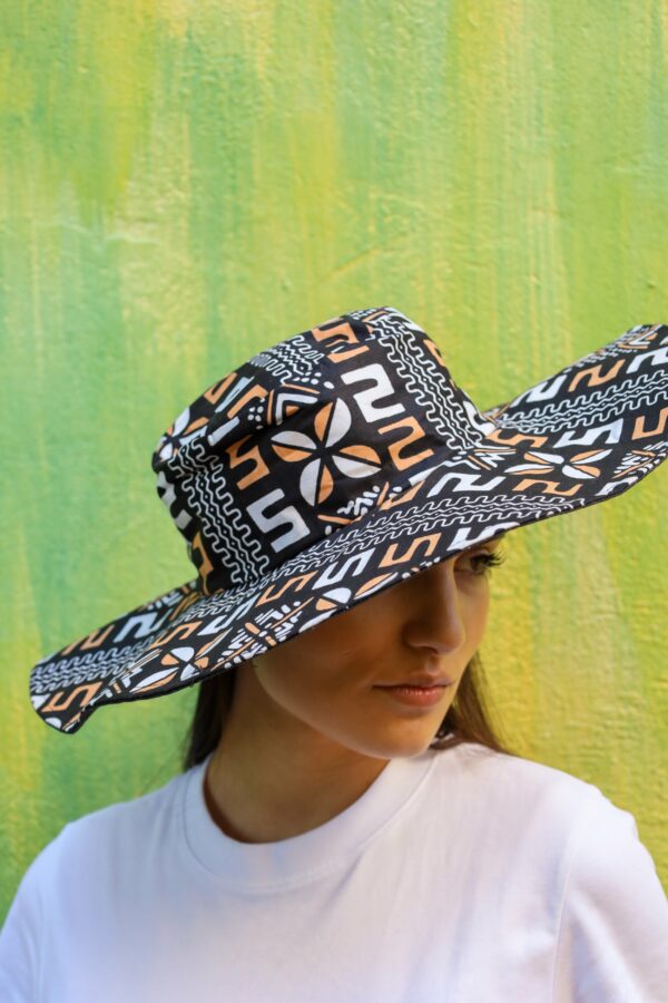 Pamela artesanal con estampado africano. Tejida a mano. Complementos étnicos exclusivos de moda responsable.