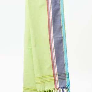 Pareo de algodón en tonos suaves teñido con tintes vegetales. Accesorio étnico hecho a mano con valores y alma.