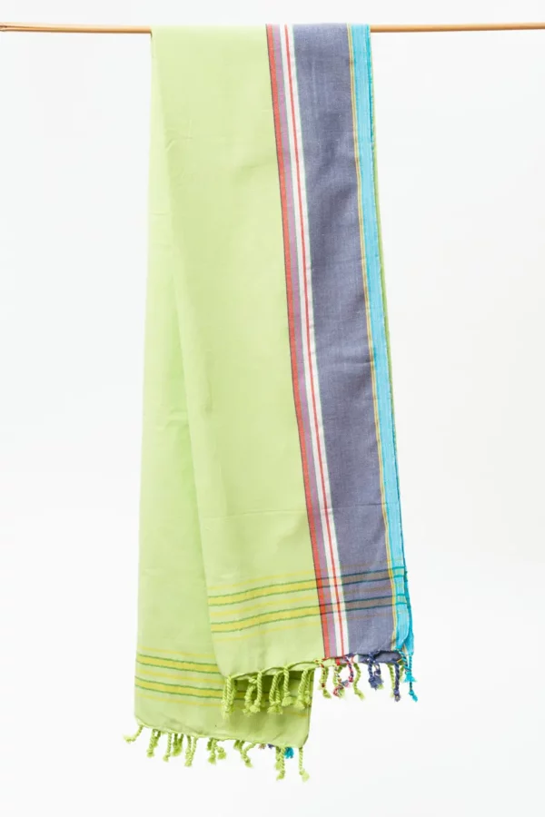 Pareo de algodón en tonos suaves teñido con tintes vegetales. Accesorio étnico hecho a mano con valores y alma.
