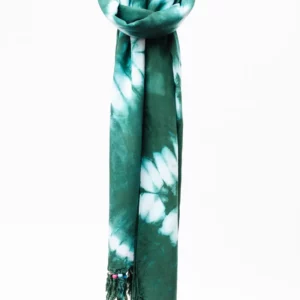 Pareo estampado africano motivos vegetales y tonos verdes. Complemento étnico hecho a mano con impacto social.