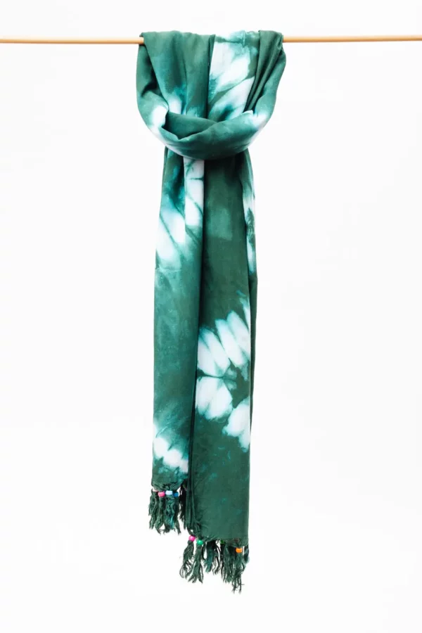 Pareo estampado africano motivos vegetales y tonos verdes. Complemento étnico hecho a mano con impacto social.