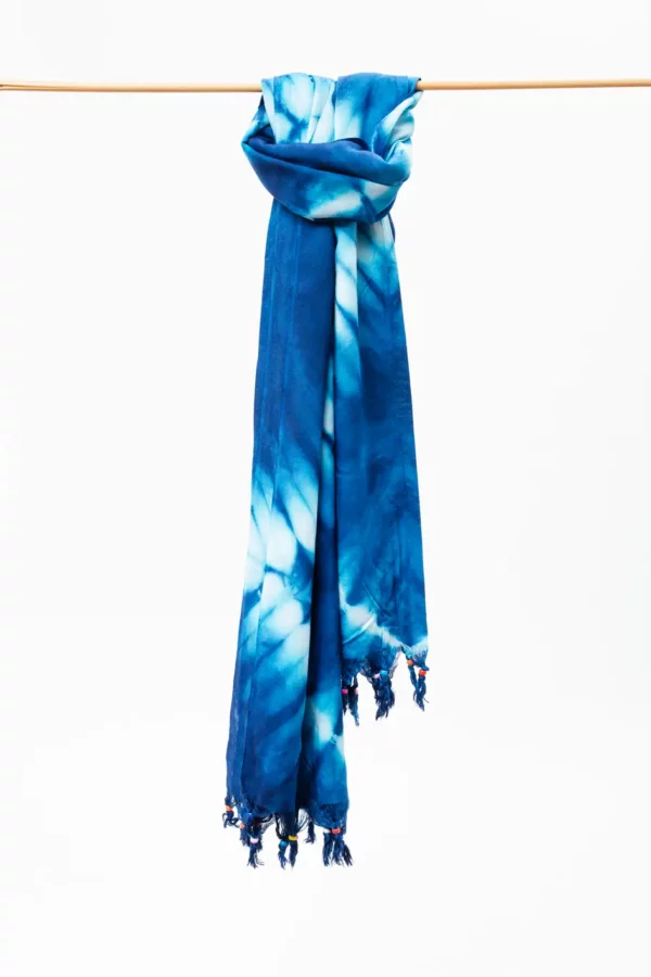 Pareo estampado africano con flecos adornados con cuentas. Accesorio étnico hecho a mano y con impacto social.