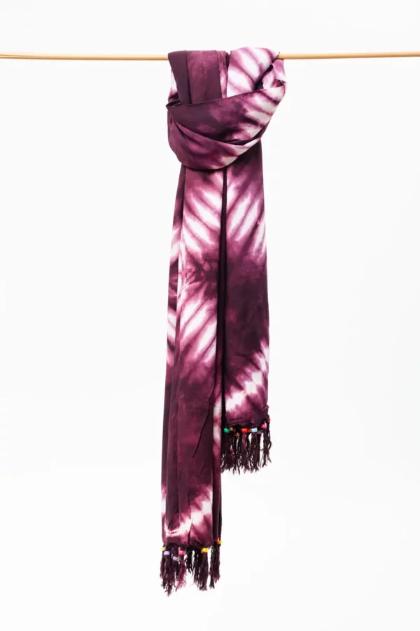 Pareo estampado africano fucsia con flecos adornados con cuentas. Complemento étnico exclusivo y hecho a mano.