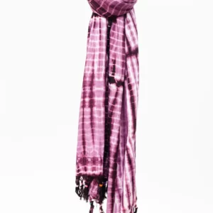Pareo estampado africano en tonos rosa con flecos y cuentas de colores. Complemento étnico único y artesanal.
