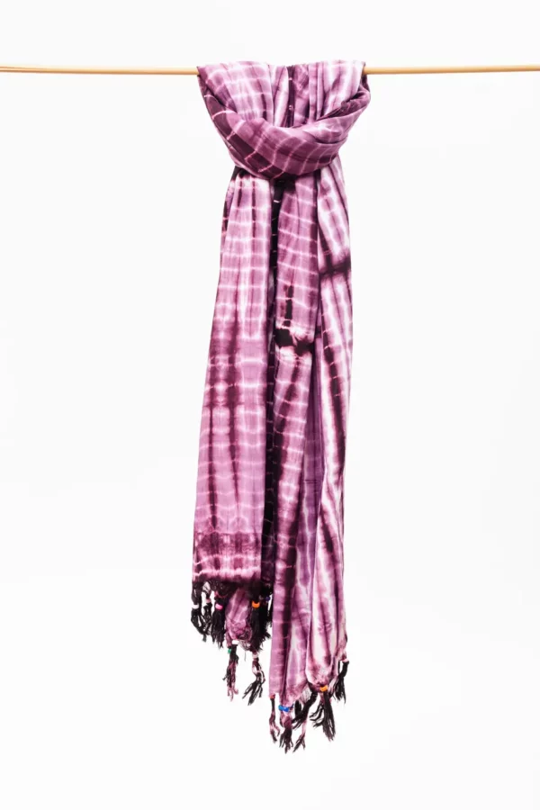 Pareo estampado africano en tonos rosa con flecos y cuentas de colores. Complemento étnico único y artesanal.