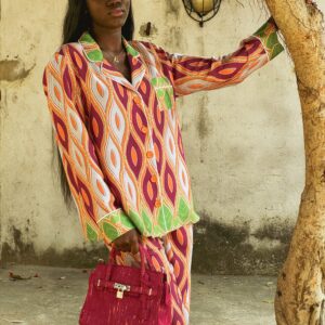 Pijama de mujer cómodo con corte holgado, fabricado a mano, con estampado étnico africano y fines solidarios.