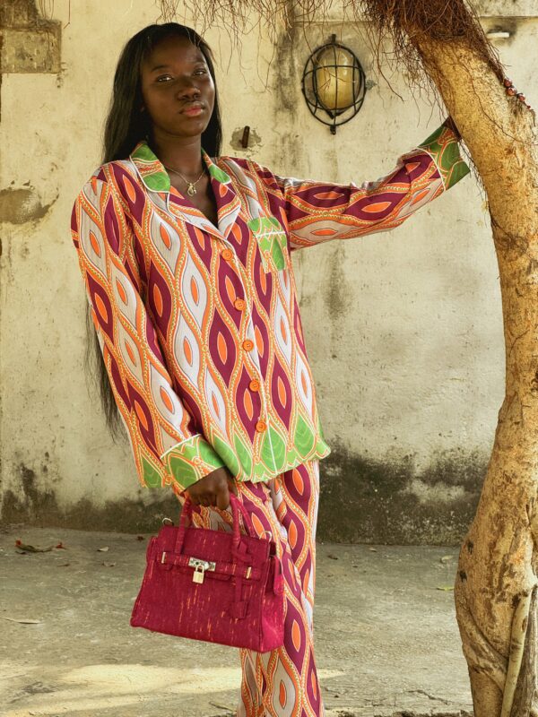 Pijama de mujer cómodo con corte holgado, fabricado a mano, con estampado étnico africano y fines solidarios.