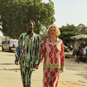 Pijama de mujer cómodo con corte holgado, fabricado a mano, con estampado étnico africano y fines solidarios.