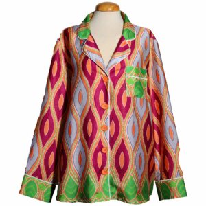 Pijama de mujer cómodo con corte holgado, fabricado a mano, con estampado étnico africano y fines solidarios.