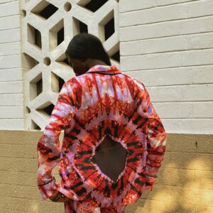 Pijama hecho a mano estampado de tela africana y producción limitada. Apoya a mujeres artesanas adquiriéndolo.
