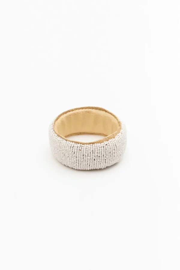 Pulsera africana artesanal de cuentas blancas. Complemento étnico hecho a mano con historia, alma y valores.