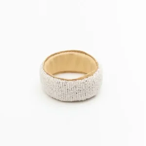 Pulsera africana artesanal de cuentas blancas. Complemento étnico hecho a mano con historia, alma y valores.