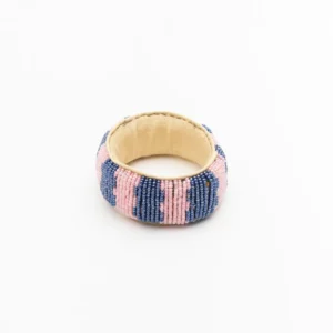 Pulsera africana de cuentas rosas y azules a rayas. Complementos étnicos hechos a mano con enfoque solidario.