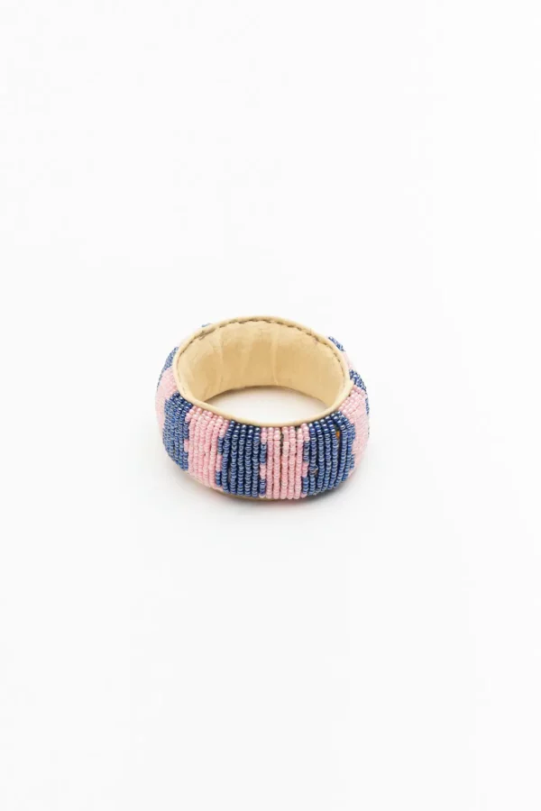 Pulsera africana de cuentas rosas y azules a rayas. Complementos étnicos hechos a mano con enfoque solidario.