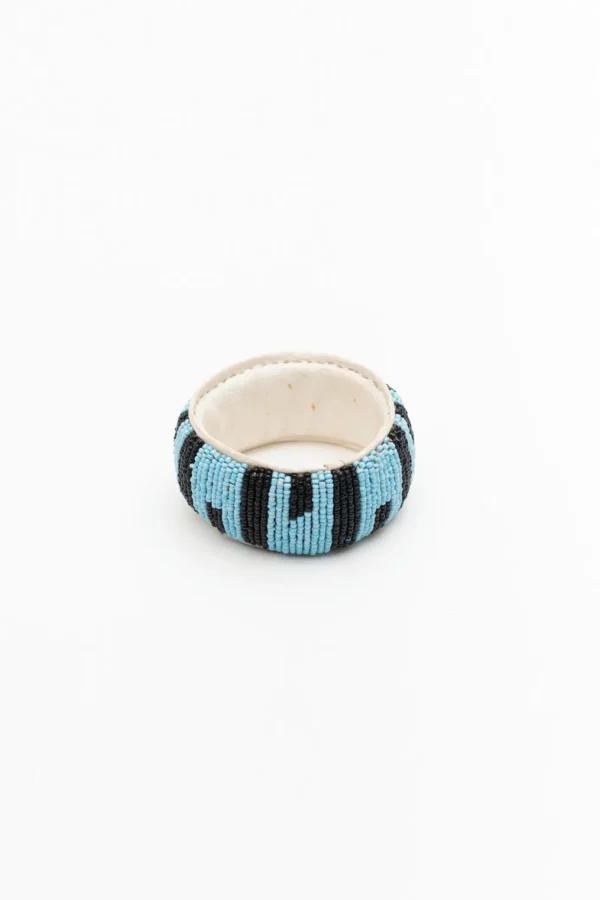 Pulsera africana de cuentas azul y negra. Complemento hecho a mano con alma, cariño y un propósito solidario.