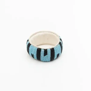 Pulsera africana de cuentas azul y negra. Complemento hecho a mano con alma, cariño y un propósito solidario.
